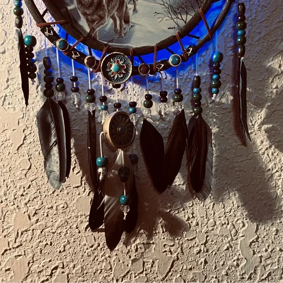Wolf Dreamcatcher with Blue & Red intermittent lights - Picture 5 of 9